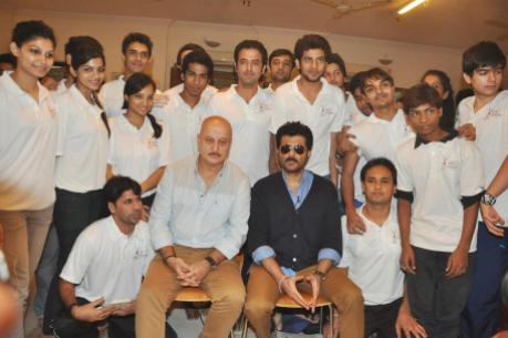 Anil Kapoor posing with students of Anupam Kher's acting school An Actor Prepares